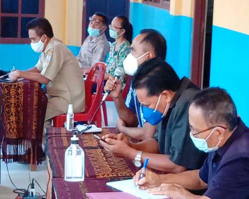 3.	BERSAMA KETUA YAPENKRIS DAN KETUA KOMITE SMP KRISTEN ENDE